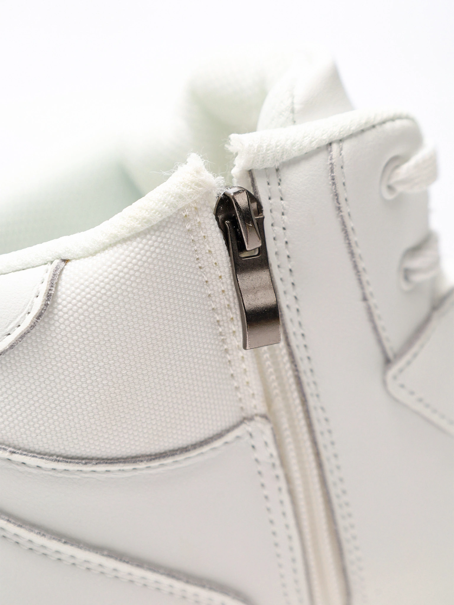 Кроссовки белого цвета на средней объемной подошве